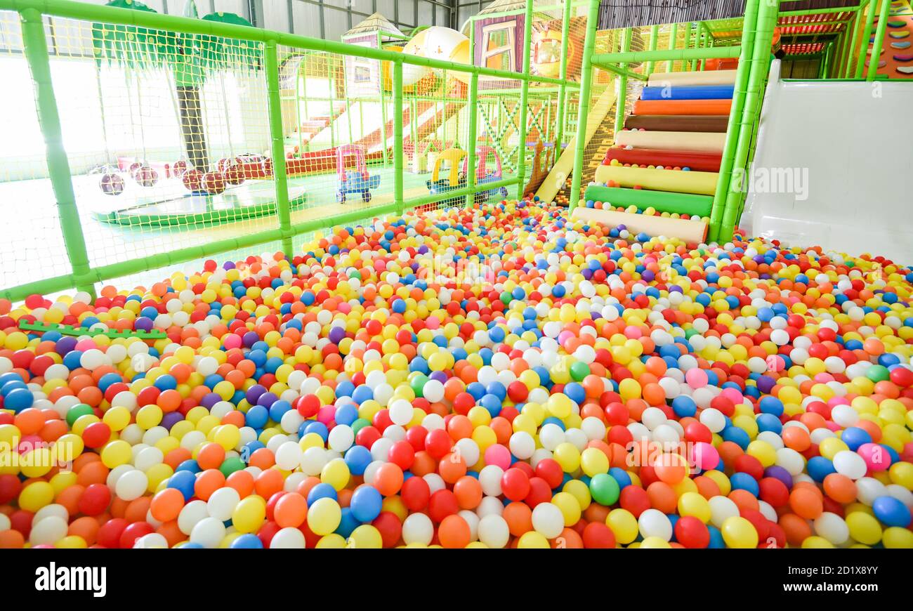 Parque infantil cubierto en el parque de atracciones con coloridas bolas  para Jugar / dentro de la hermosa pelota de juegos para niños de color  plástico de sala de juegos Fotografía de