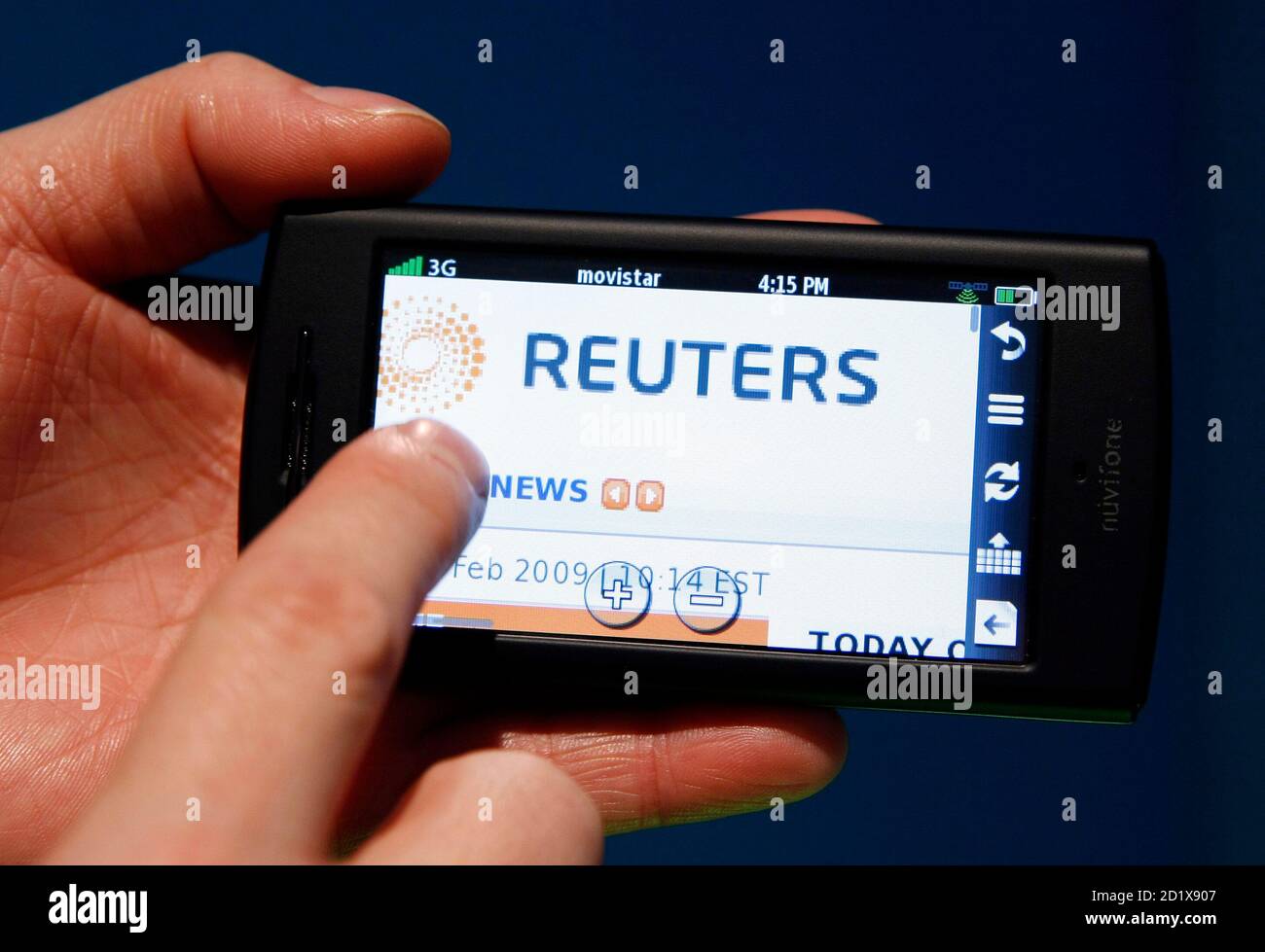 A man surfs the internet with a Garmin & Asus Nuvifone G60 smart phone at  Mobile World Congress in Barcelona, February 16, 2009. REUTERS/Albert Gea  (SPAIN Fotografía de stock - Alamy