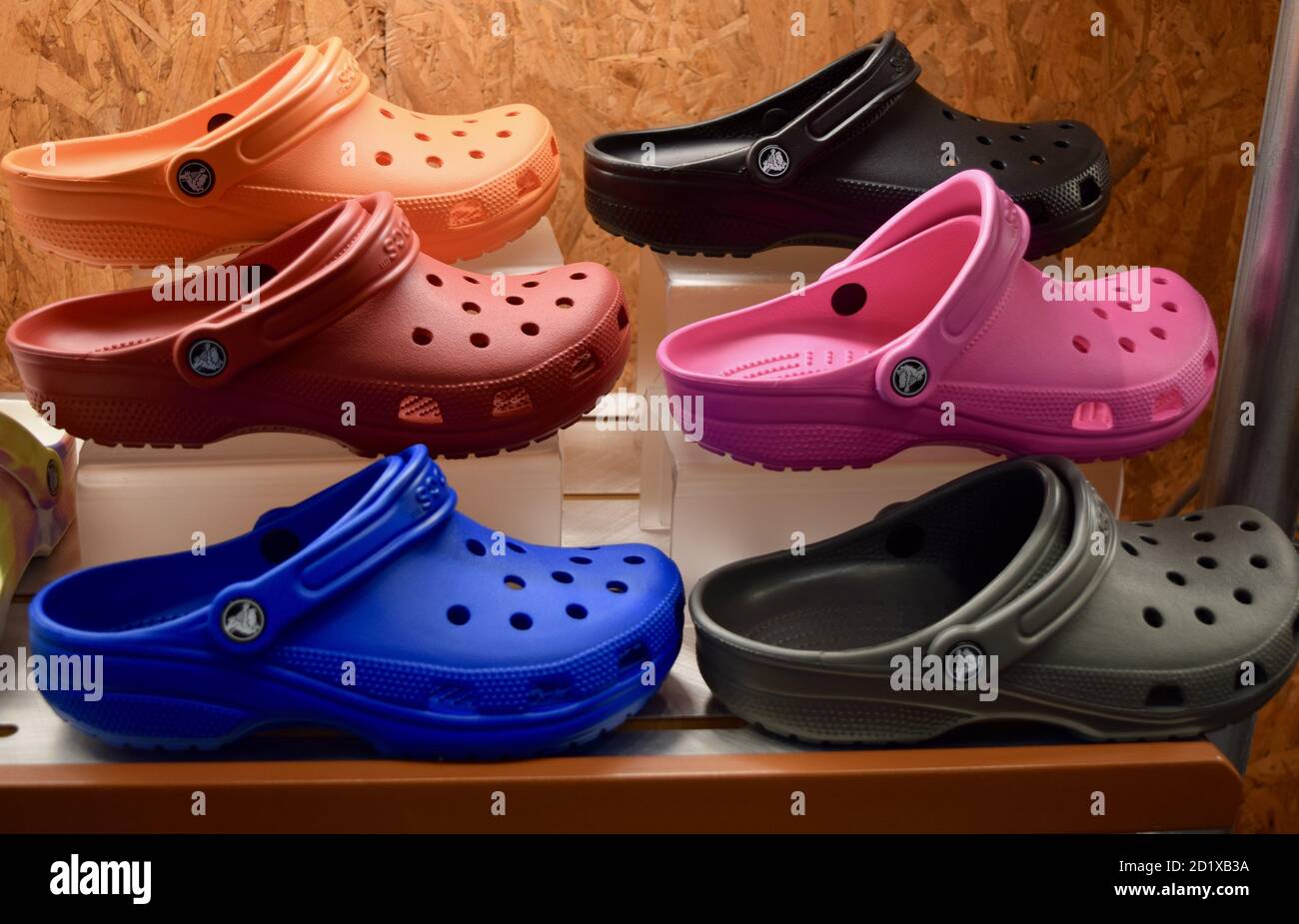 FRESNO, ESTADOS UNIDOS - Sep 01, 2020: Una foto superior de 6 Crocs en un  estante de la tienda en diferentes colores en azul, negro, naranja, rosa y  rojo Fotografía de stock - Alamy