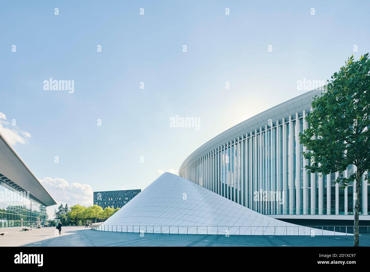 La Philharmonie en la meseta de Kirchberg, Luxemburgo, se encuentra en el centro de una plaza triangular rodeada por oficinas administrativas de la UE. Se compone de 823 columnas de acero blanco esbelto, dispuestas en tres o cuatro filas. Terminado en 2005. Foto de stock