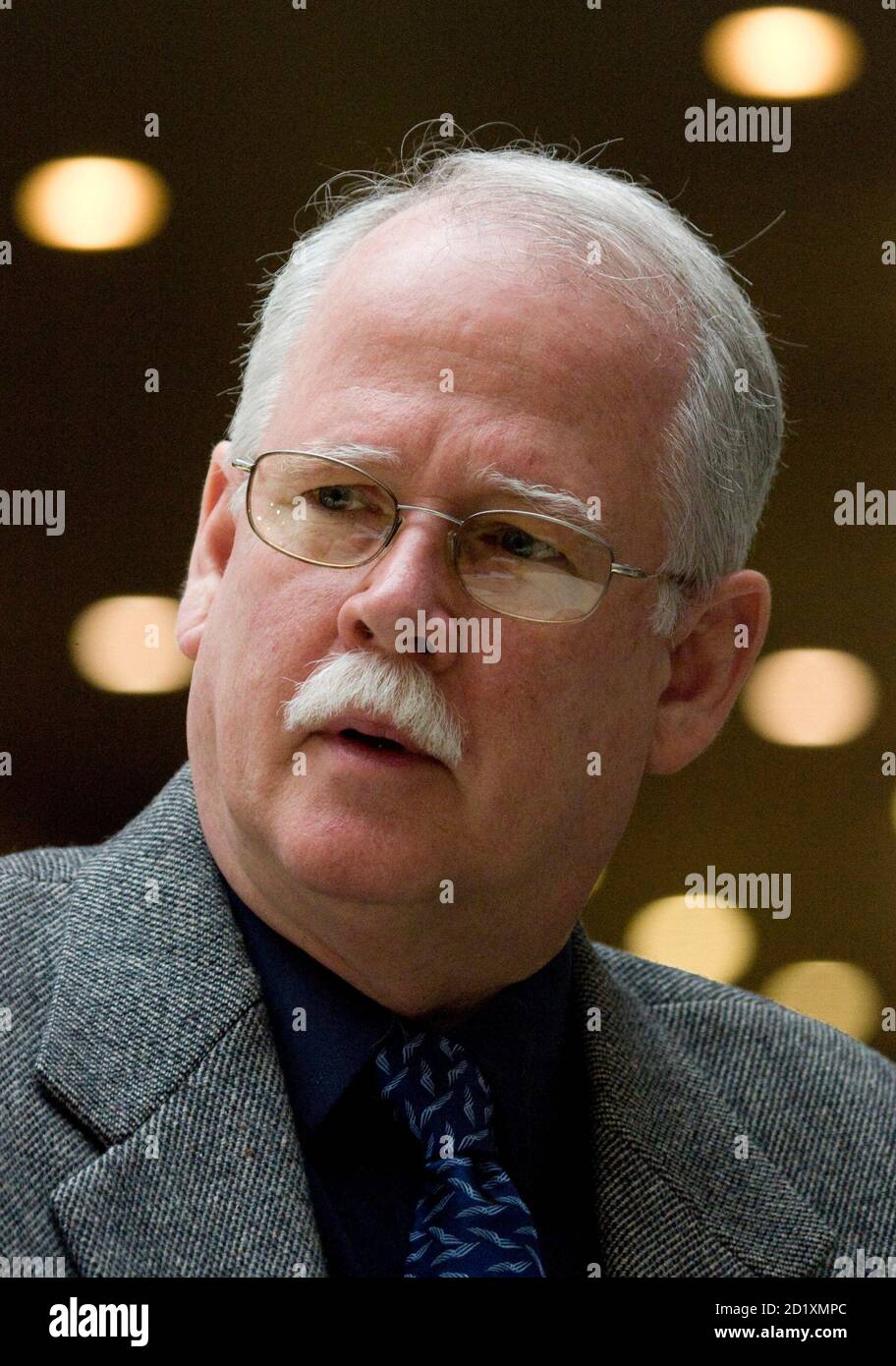 International Energy Agency deputy head William Ramsay speaks during an interview in Moscow April 16, 2008. An OPEC-style gas charter is feasible but could not come to market for at least 10 years, the International Energy Agency said on Wednesday. REUTERS/Sergei Karpukhin (RUSSIA) Foto de stock
