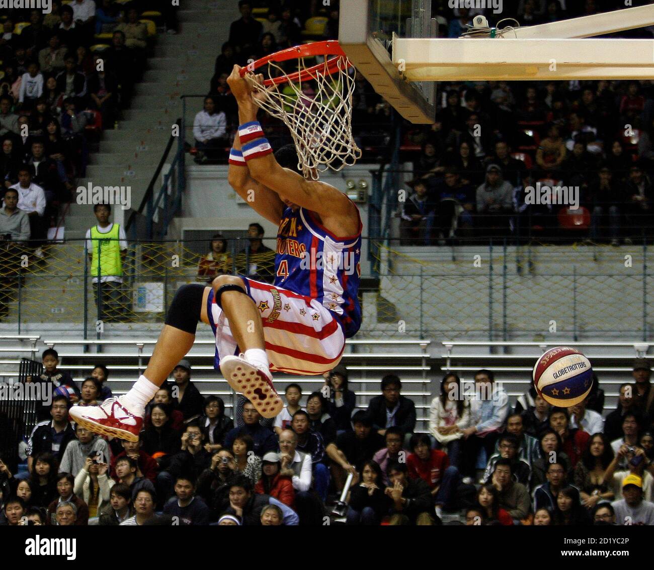El Gato Melendez of the Harlem Globetrotters slam dunks the ball during a  performance basketball match against the Washington Generals in Taipei  December 2, 2009. REUTERS/Nicky Loh (TAIWAN SPORT BASKETBALL Fotografía de