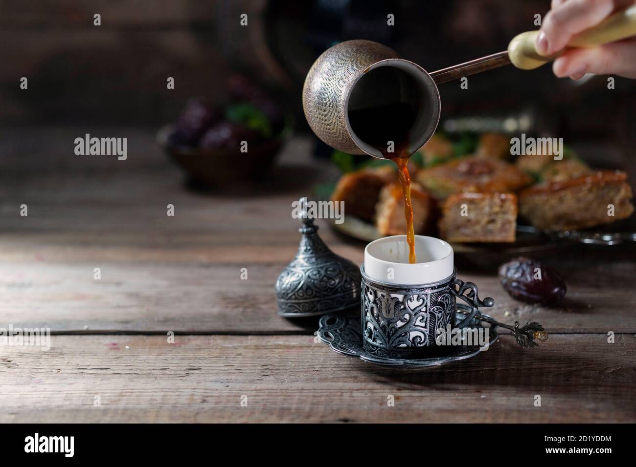 Ramadán kareem con café árabe. Estilo árabe. Concepto de desayuno Ramadán. cy Foto de stock