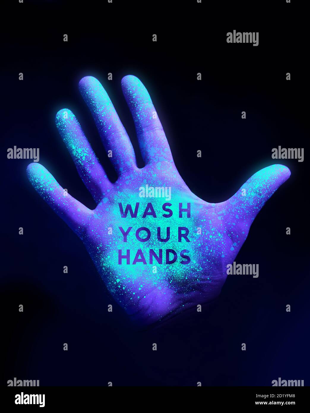 Detener la propagación del malestar. Una mano humana brillante de luz ultravioleta UV que muestra bacterias y virus. Lavar sus manos concepto. Foto de stock