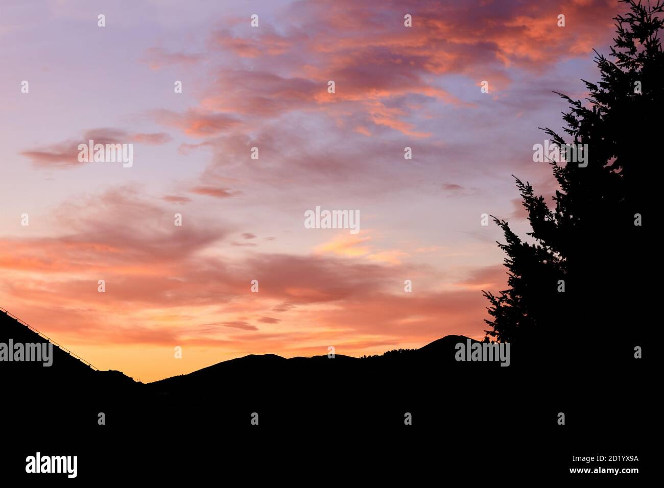 Otoño amanecer cielo en la montaña Zlatibor, belleza en la naturaleza Foto de stock