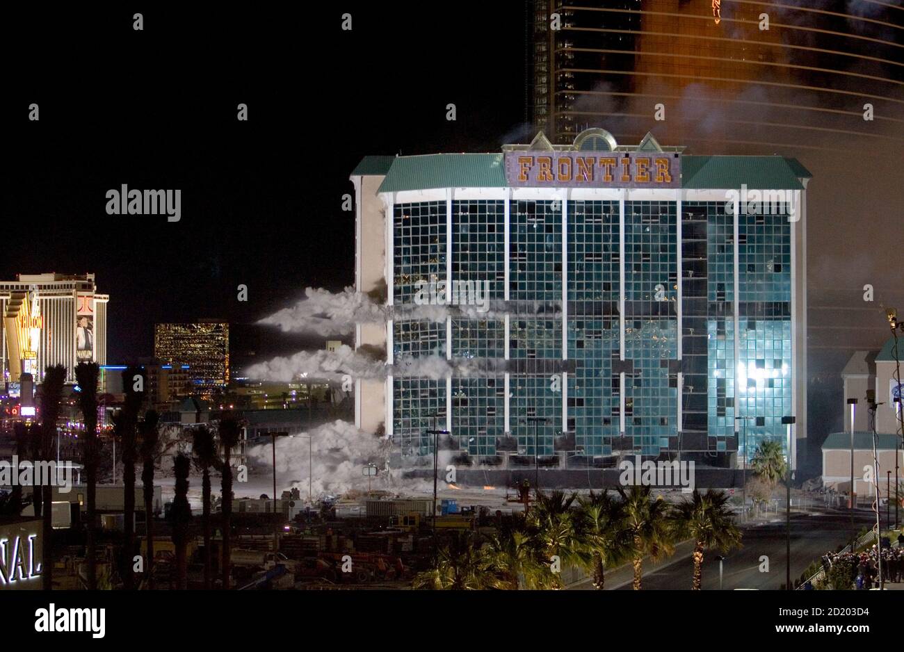Los cargos explotan dentro del hotel y casino New Frontier, ya que está  implosionado en las Vegas, Nevada, 13 de noviembre de 2007. El casino en  las Vegas Strip fue comprado por