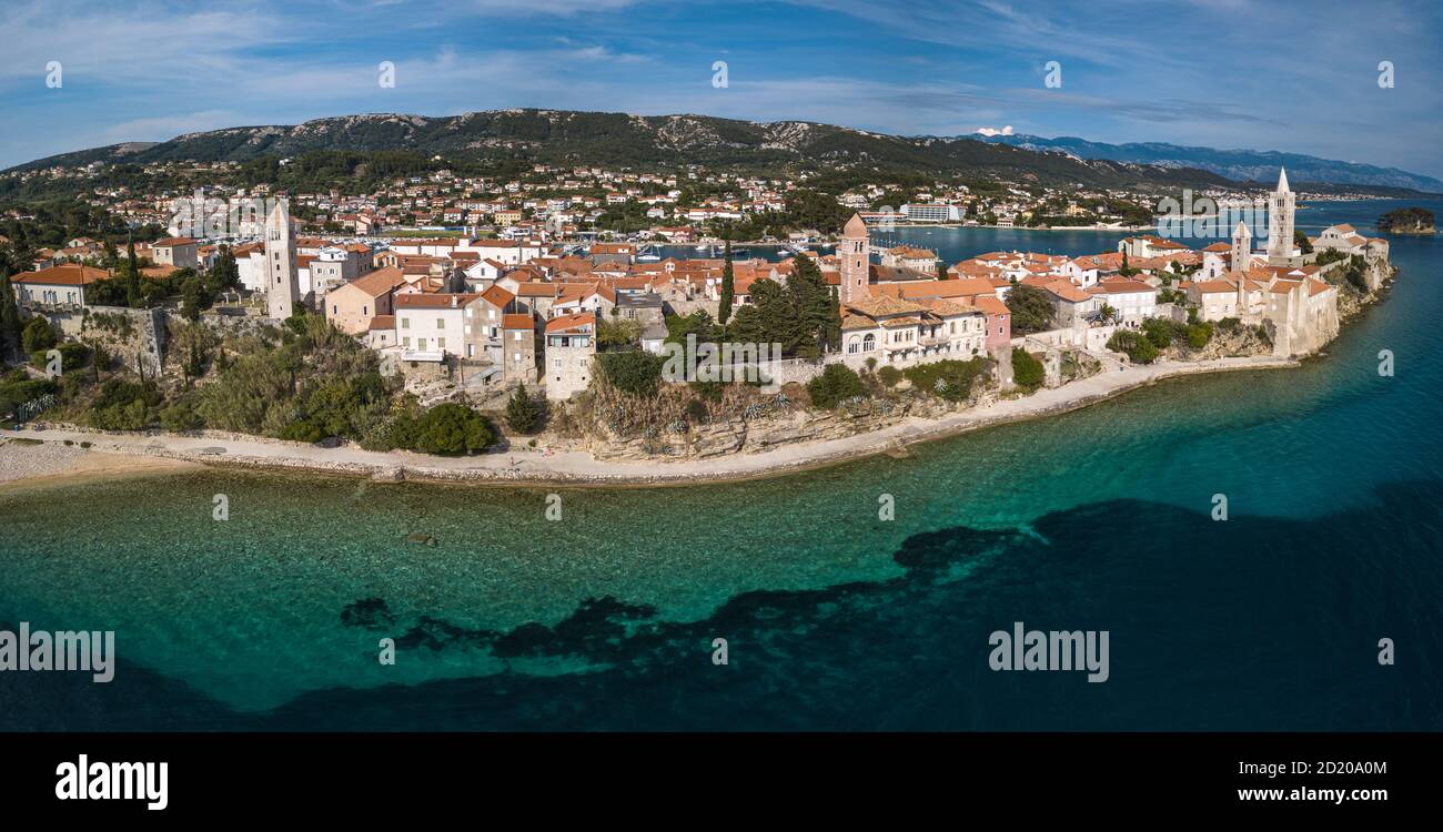 Imagen aérea de la ciudad de Rab en la isla de Rab, Croacia. Vista panorámica de la ciudad de Rab rodeada de mar. Foto de stock