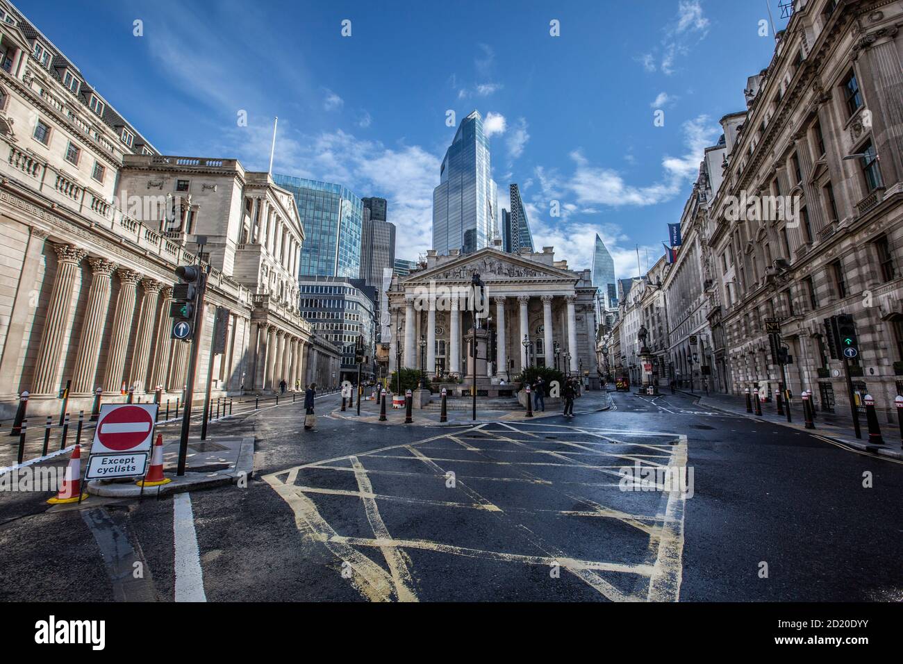 Un tranquilo cruce de bancos con vistas al Banco de Inglaterra y el Royal Exchange como segundo coronavirus amenaza la economía del Reino Unido, Londres, Inglaterra, Reino Unido Foto de stock