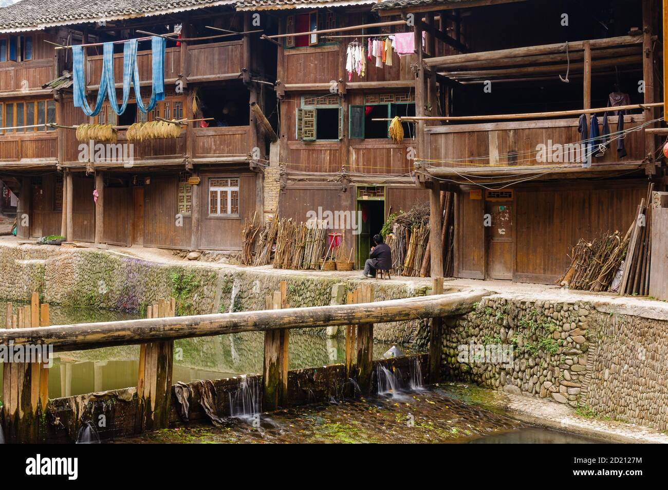 China, Zhaoxing - hermosa aldea Dong está repleto con estructuras de madera tradicionales, varios viento y lluvia puentes y torres del Tambor, Guizho notable Foto de stock