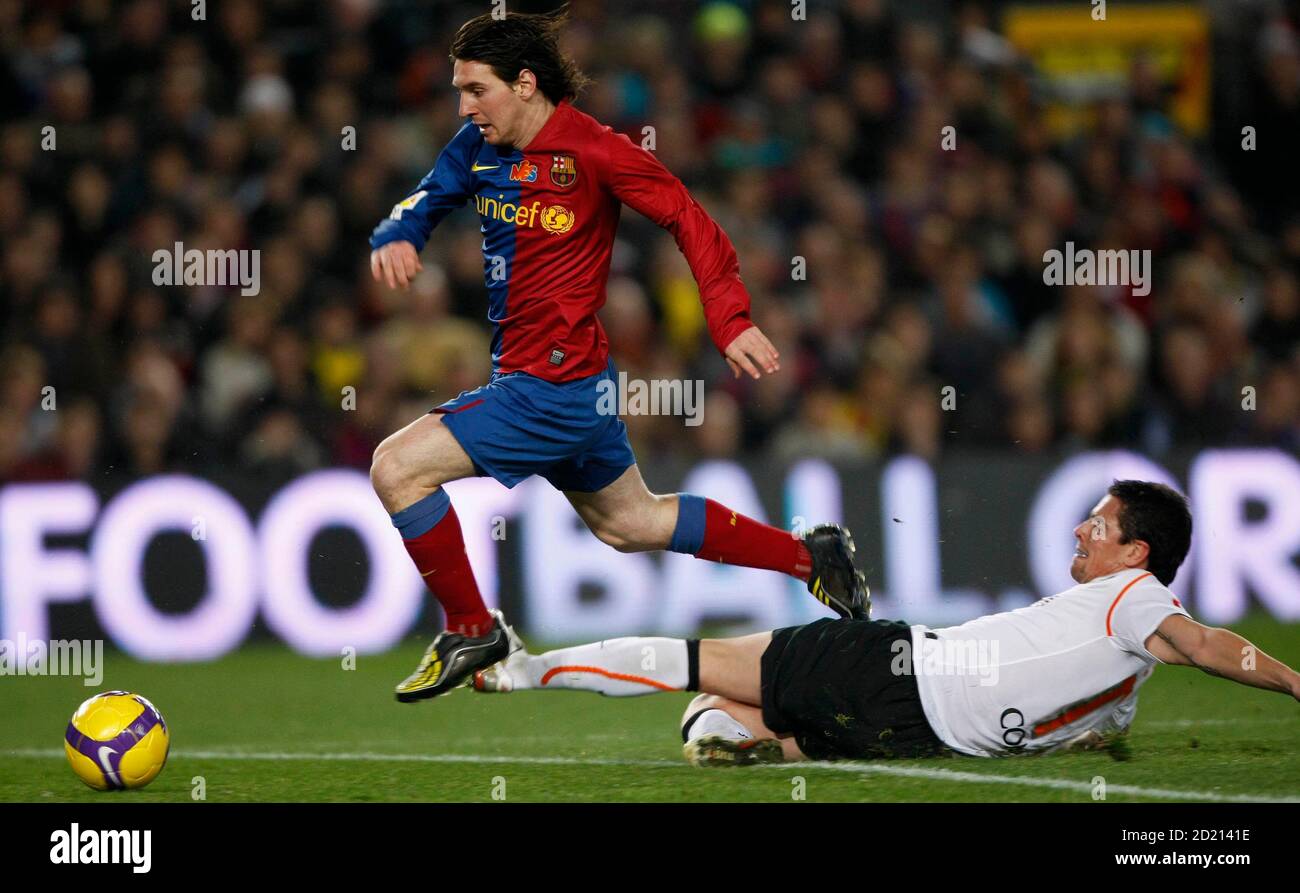 Barcelona's Lionel Messi (L) vies for the ball against Valencia's Asier Del  Horno during their Spanish First Division soccer match at Nou Camp Stadium  in Barcelona December 6, 2008. REUTERS/Albert Gea (SPAIN