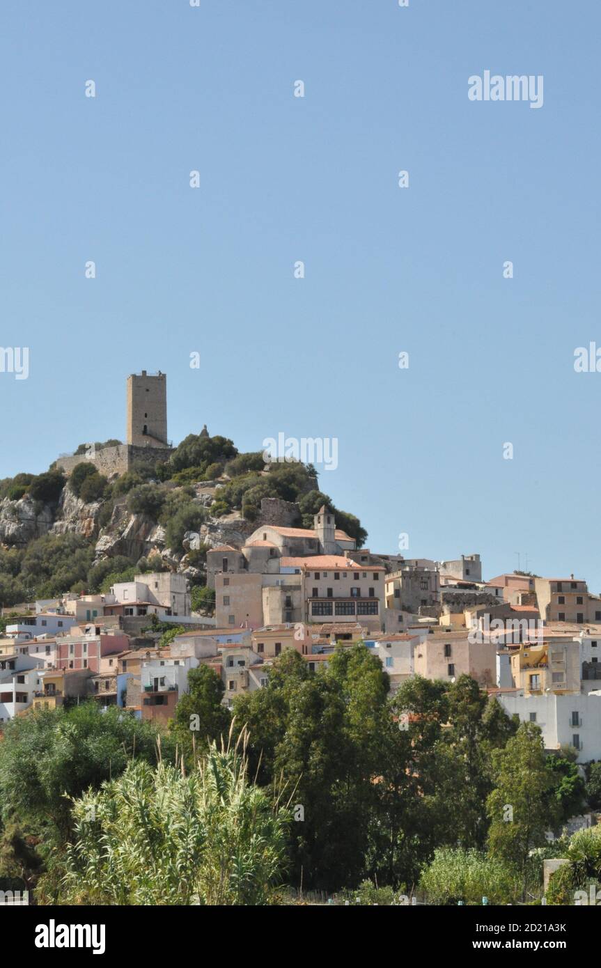 Posada Hermoso Pueblo En La Cima De La Colina En Cerdena Con Castello Della Fava En La Parte Superior Ubicacion Posada Provincia De Nuoro Cerdena Italia Europa Fotografia De Stock Alamy