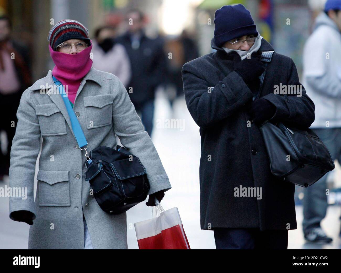 Peatones con abrigos, sombreros y bufandas caminan en el centro de Buenos  Aires 11 de julio de 2007. Seis personas han muerto a causa del frío, que  se espera dure varios días,