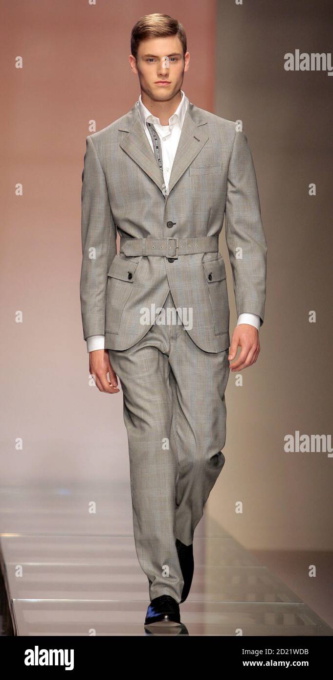 Un modelo muestra una creación como parte de la colección de Belstaff  Primavera/Verano 2008 para hombres durante la Semana de la Moda de Milán 26  de junio de 2007. REUTERS/Alessandro Garofalo (ITALIA