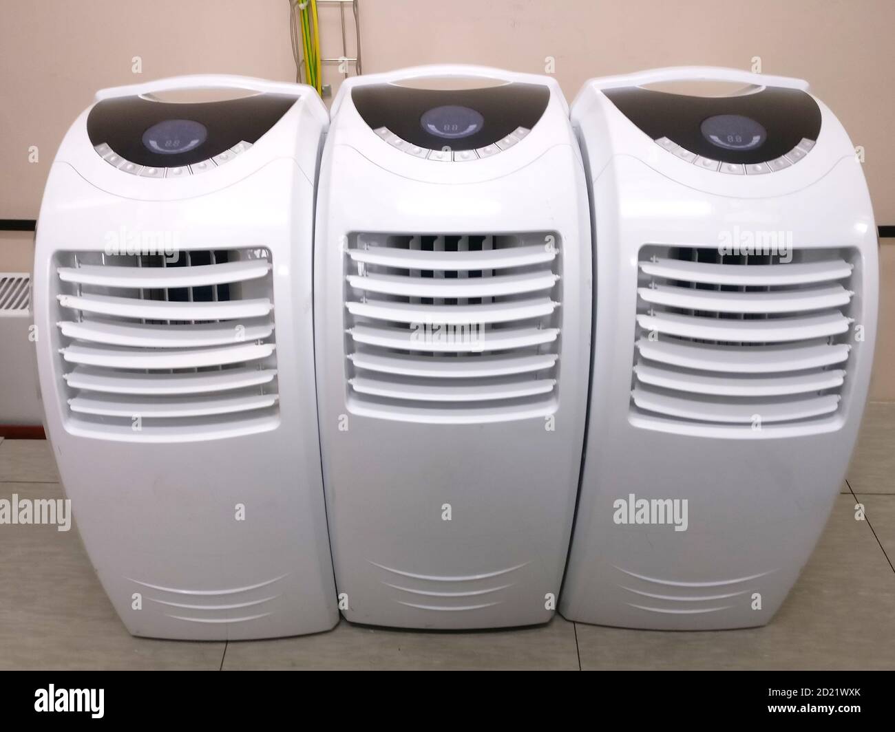 Sistema de aire acondicionado móvil en la oficina. Acondicionadores de aire  portátiles en tienda. Sistema de acooling en el supermercado Fotografía de  stock - Alamy