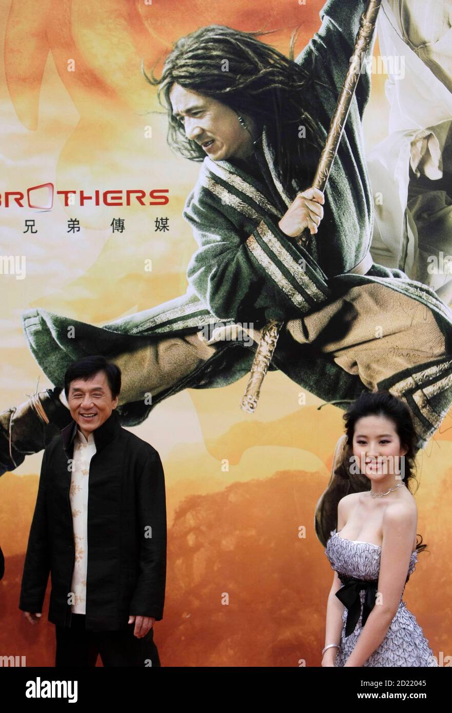 Las estrellas de cine Jackie Chan (L) y Liu Yifei asisten al estreno mundial de Beijing de su última película "el Reino prohibido" en Beijing el 16 de abril de 2008. En un raro momento de candor en Hollywood, Chan admitió que no estaba impresionado con el guión de su nueva película, "el Reino prohibido", pero la oportunidad de trabajar con la estrella de artes marciales Jet Li por primera vez lo atrajo al proyecto. REUTERS/Jason Lee (CHINA) Foto de stock