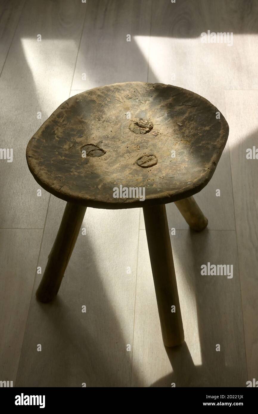 Taburete de madera de tres patas antiguas hechas a mano aisladas Fotografía  de stock - Alamy