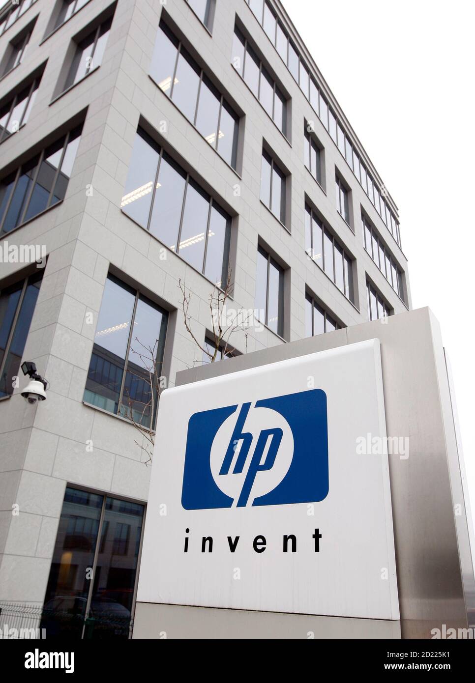Un logotipo de HP se ve fuera de la sede de Hewlett-Packard en Bélgica en  Diegem, cerca de Bruselas el 12 de enero de 2010. La dirección de HP  anunció la reducción