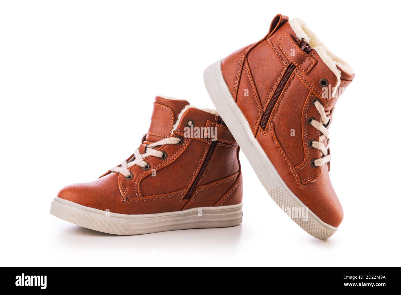 Zapatos informales para niños. Botas de invierno o zapatillas de deporte  Fotografía de stock - Alamy