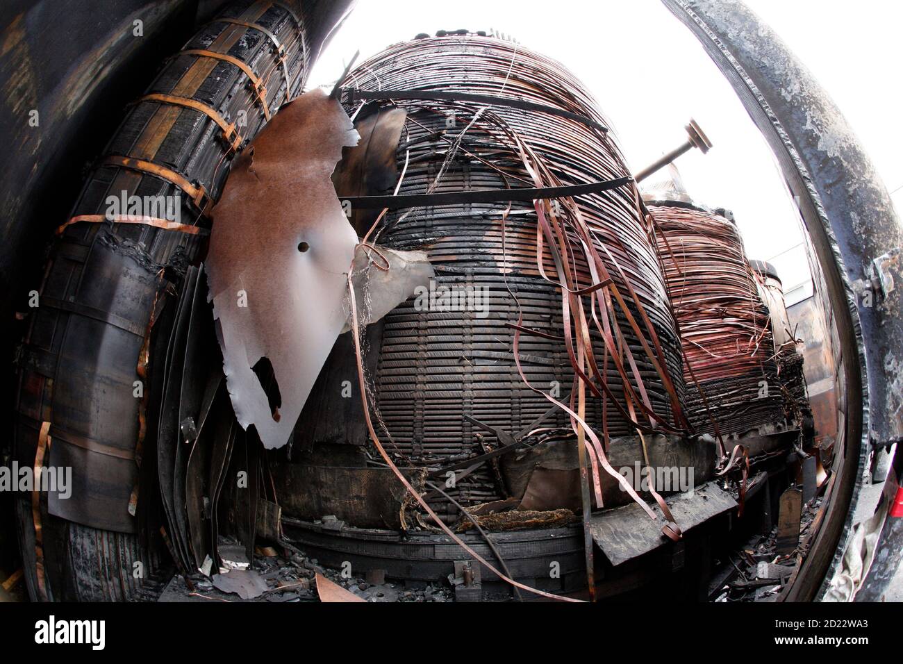 Partes internas de la estación de transformación quemada y retirada se muestran en la central nuclear Kruemmel, cerca de Geesthacht, 27 de julio de 2007. El 27 de junio se produjo un incendio en la estación de transformación de la central nuclear del norte de Alemania. El reactor de Kruemmel se encuentra a unos 30 km (20 millas) al sureste de Hamburgo. REUTERS/Morris Mac Matzen (ALEMANIA) Foto de stock