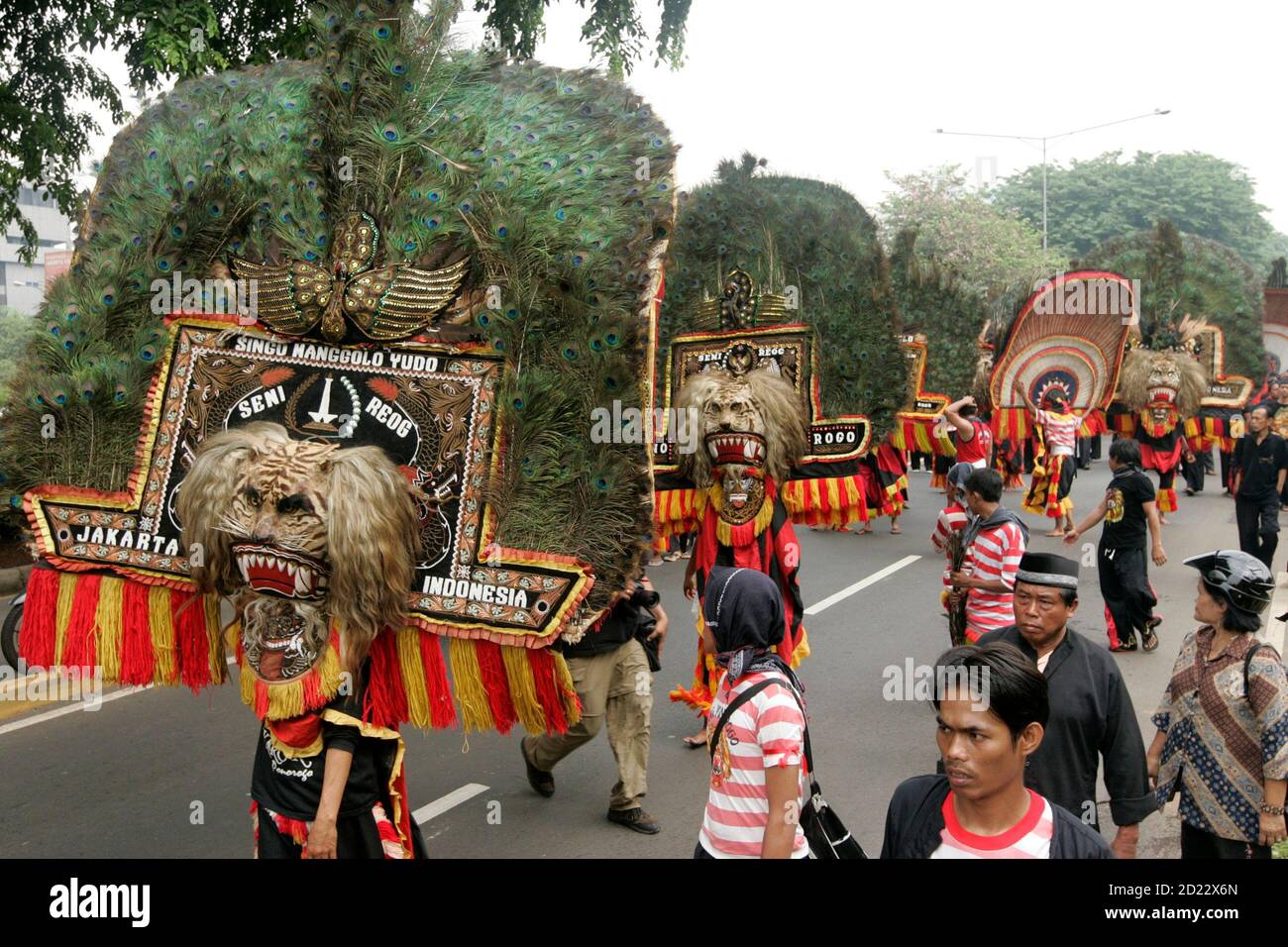 Reog Ponorogo dancers march through the streets in Jakarta November 29, 2007. Hundreds of Indonesian Reog Ponogogo dancers held a colourful protest outside the Malaysian Embassy as a new dispute erupted between the two neighbours over cultural heritage. REUTERS/Dadang Tri  (INDONESIA) Foto de stock