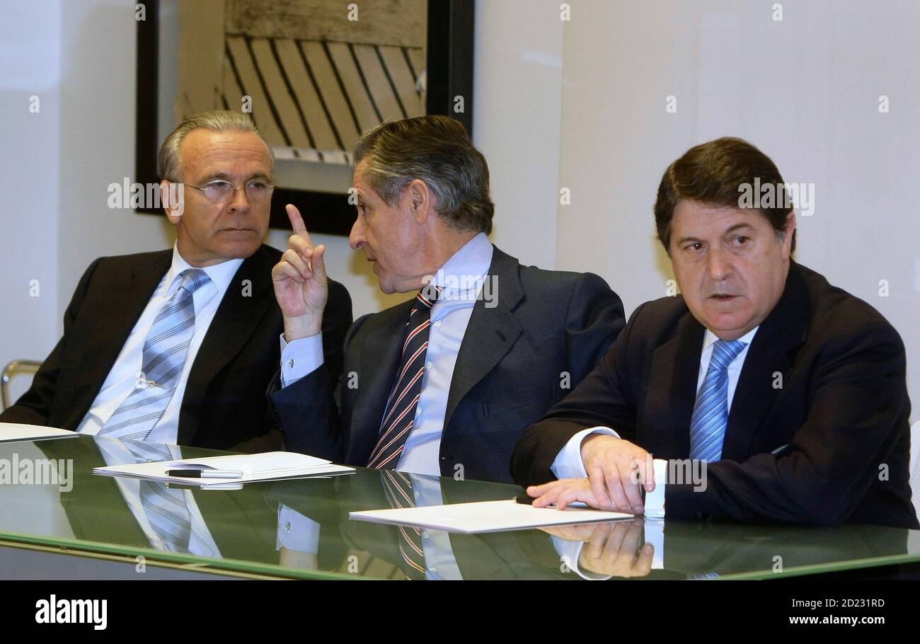 El presidente de la Caixa, Isidro Faine (L), el presidente de Caja Madrid,  Miguel Blesa (C), y el presidente de Bancaja, José Luis Ovivas, conversan  durante una reunión con el primer ministro