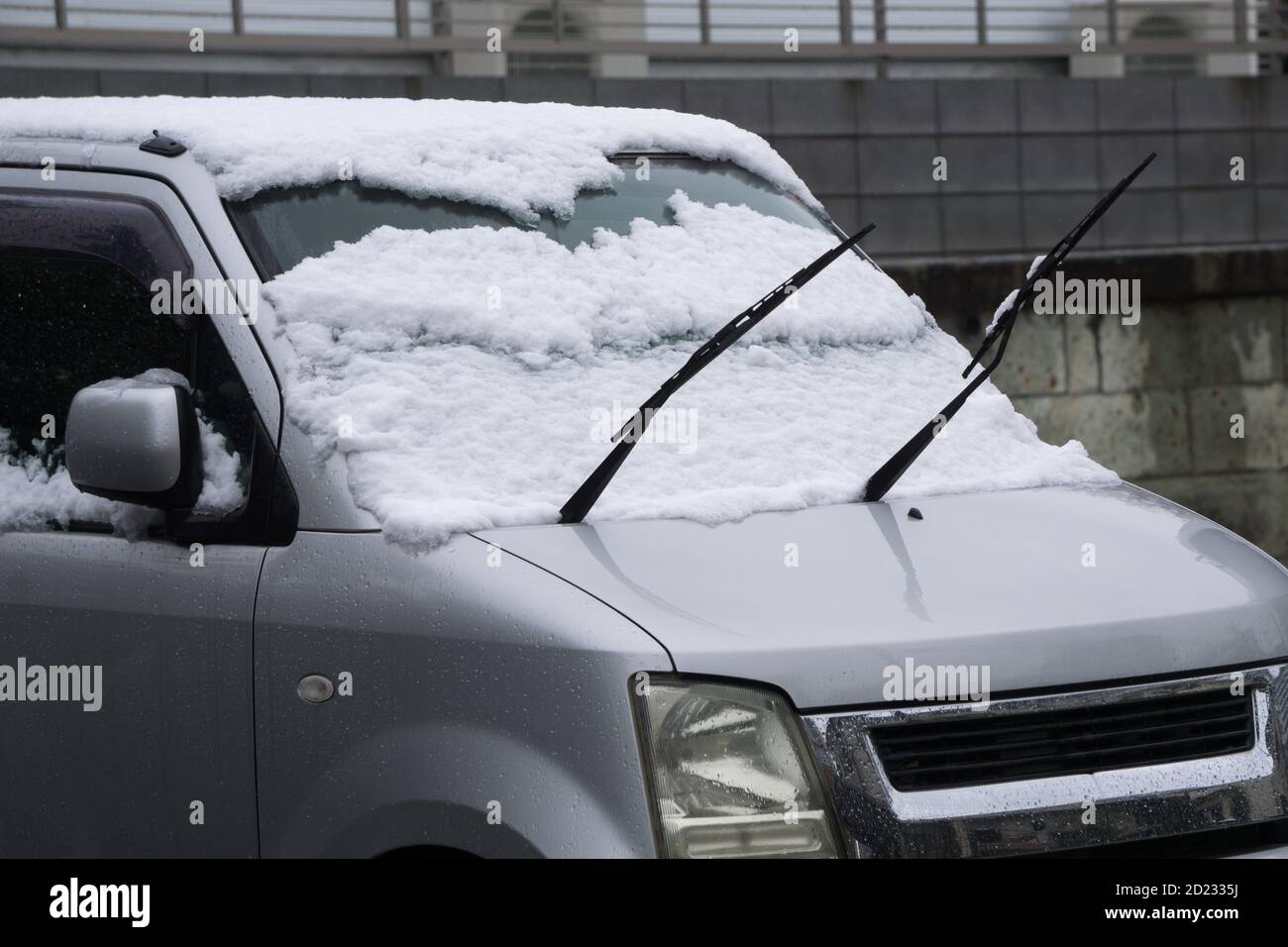 Movimiento del limpiaparabrisas en el parabrisas sucio vistos a través de  coche Fotografía de stock - Alamy