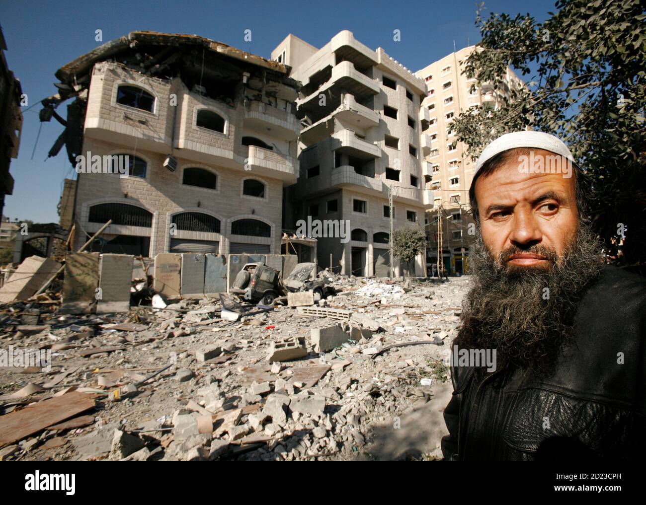 Un Hombre Palestino Pasa Por Un Ministerio Del Interior Destruido Dirigido Por Hamas En Gaza El 28 De Febrero De 2008 Despues De Que Fue Bombardeado Por Aviones Militares Israelies Reuters Suhaib Salem