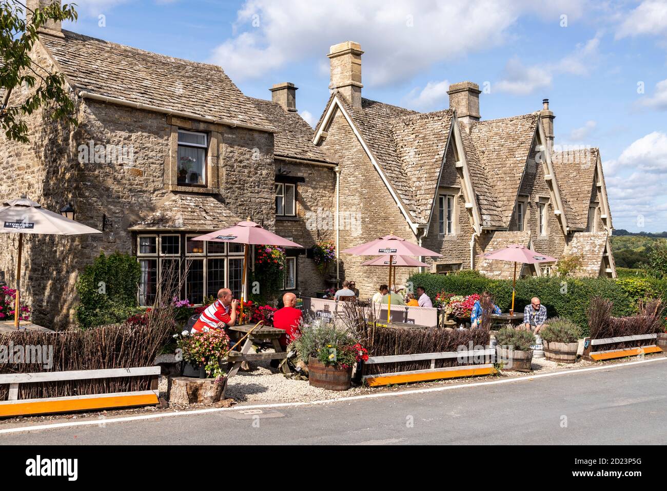 La casa pública de Carpenters Arms en un día soleado en el pueblo Cotswold de Miserden, Gloucestershire, Reino Unido Foto de stock