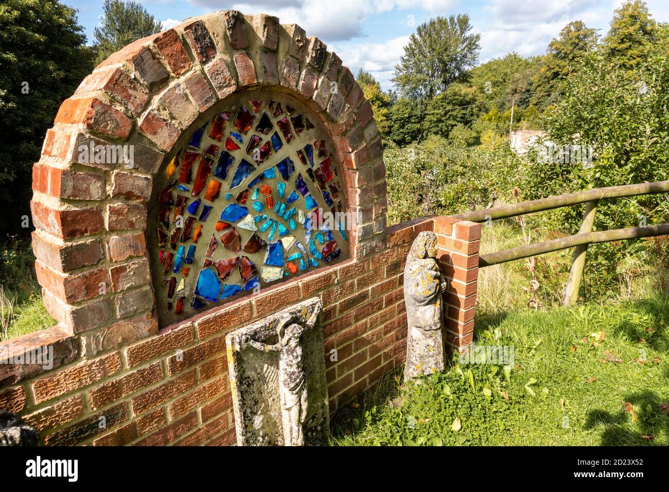 Un santuario en el jardín amurallado del monasterio de Prinknash en los terrenos de la abadía de Prinknash en los Cotswolds cerca de Upton St Leonards, Gloucestershire, Reino Unido Foto de stock