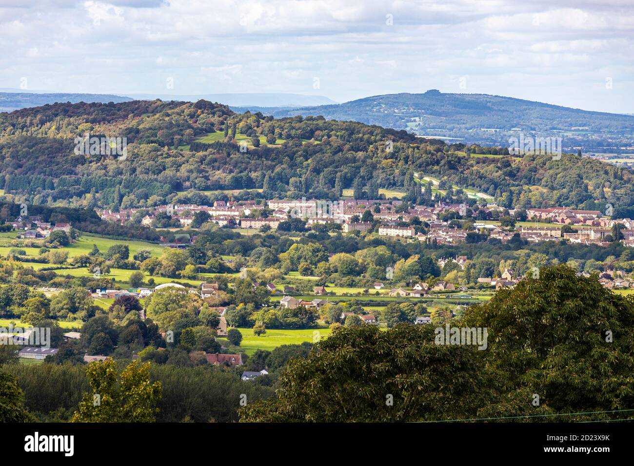 Matson viviendas en las laderas de Robinswood Hill con May Hill en el fondo visto desde Prinknash cerca de Upton St Leonards, Gloucestershire Foto de stock