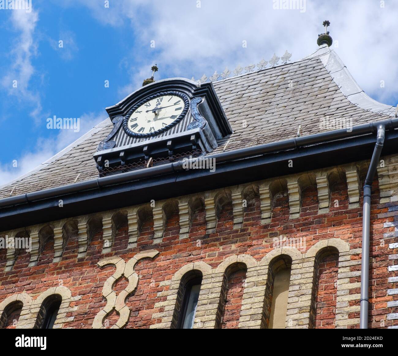 Parte superior de la torre de reloj Folly de Tooke, Grado II catalogado de estilo gótico francés, Pinner Hill Farm, Harrow, noroeste de Londres. Foto de stock