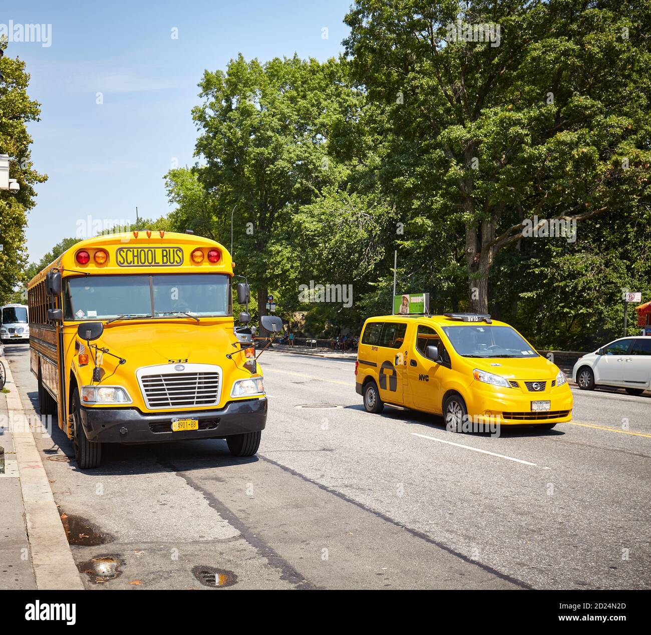 Nueva York, EE.UU. - 18 de agosto de 2015: Autobús escolar y taxi vehículo en una calle de Manhattan. Foto de stock