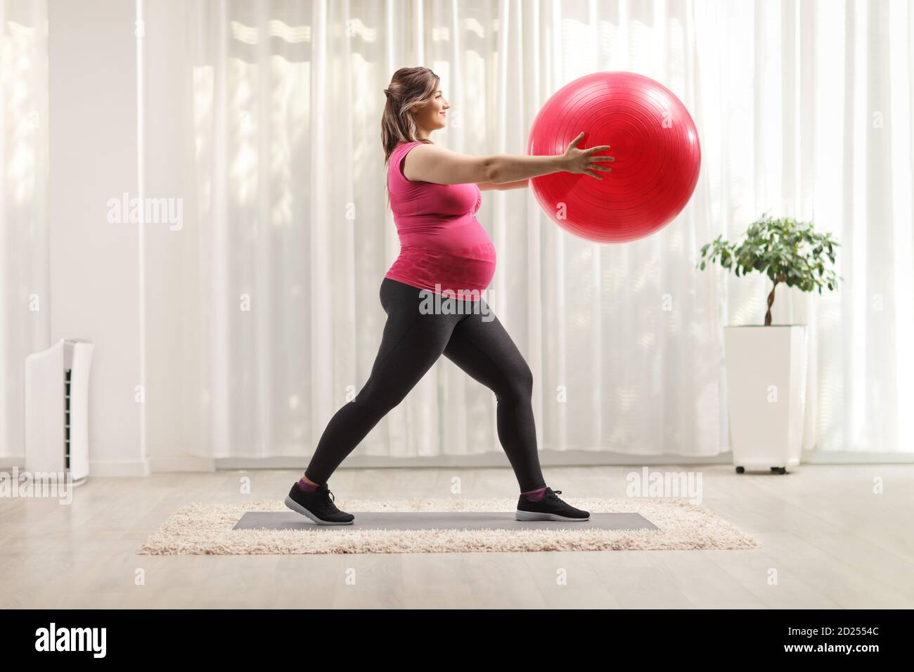 Mujer Embarazada Feliz Que Ejercita En Fitball En Casa Imagen de archivo -  Imagen de embarazo, hermoso: 52227775