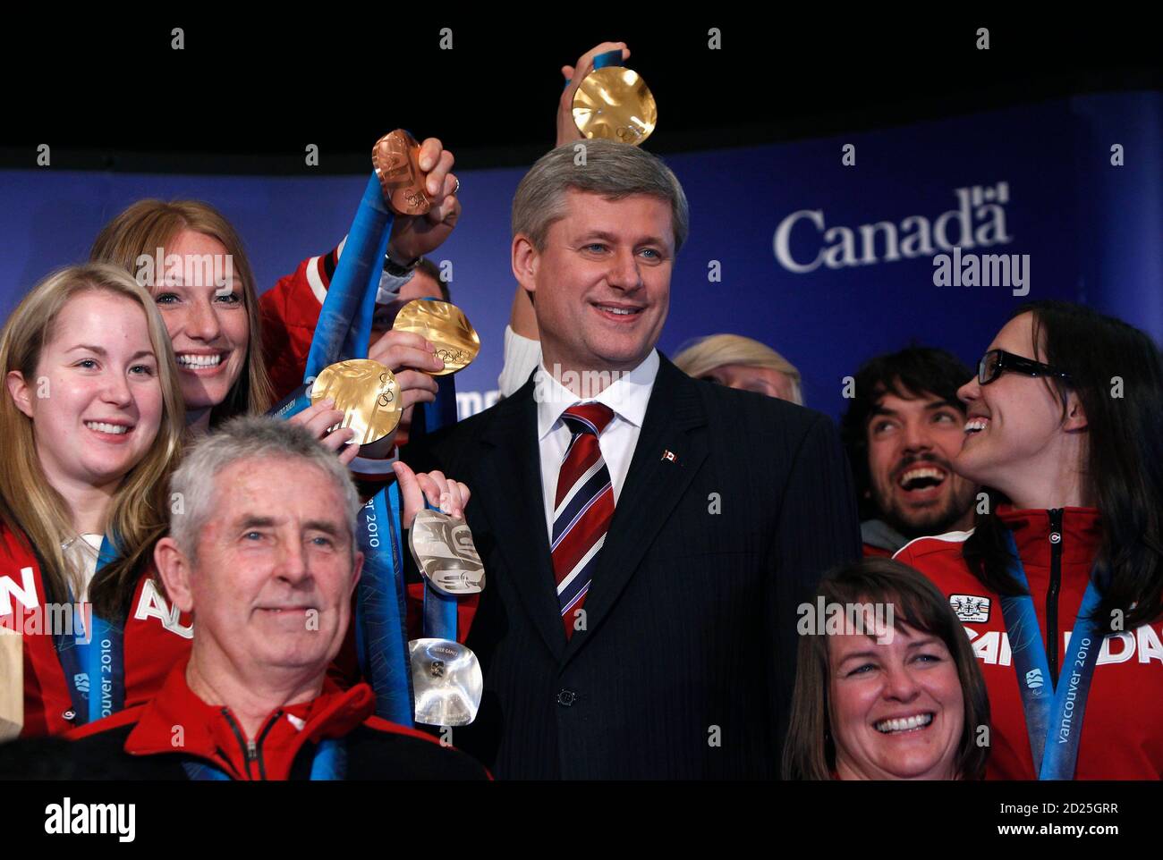 El primer Ministro de Canadá, Stephen Harper, plantea con los atletas olímpicos de invierno durante una ceremonia en el Parliament Hill en Ottawa el 22 de abril de 2010. REUTERS/Chris Wattie (CANADÁ - TAGS: POLÍTICA DEPORTE JUEGOS OLÍMPICOS) Foto de stock