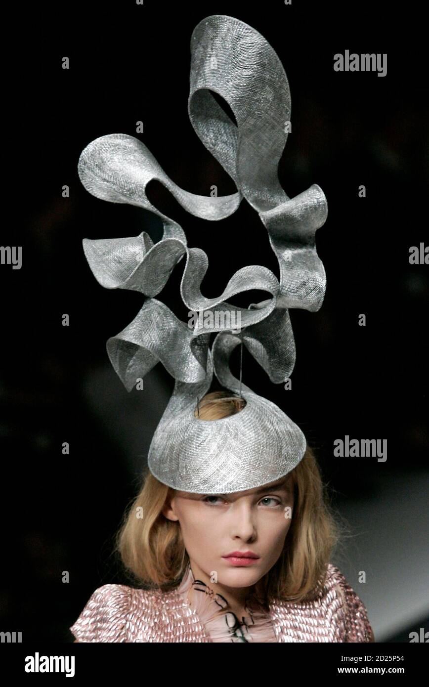 A model wears a Philip Treacy hat during British designer Alexander  McQueen's Spring/Summer 2008 ready-to-wear fashion collection in Paris  October 5, 2007. REUTERS/Benoit Tessier (FRANCE Fotografía de stock - Alamy