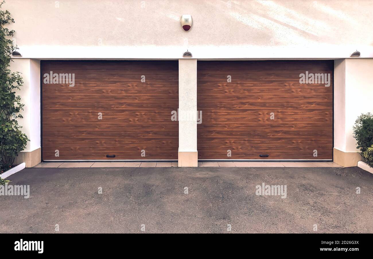 Modernas puertas dobles de garaje. Gran automático arriba y encima de las  puertas del garaje. Foto de primer plano Fotografía de stock - Alamy