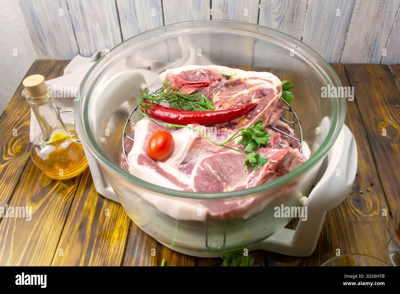 La carne fresca en un horno eléctrico de convección espera cocinar. Tomate,  pimiento rojo, perejil, aceite. Una deliciosa receta de comida. Enfoque  selectivo, primer plano Fotografía de stock - Alamy