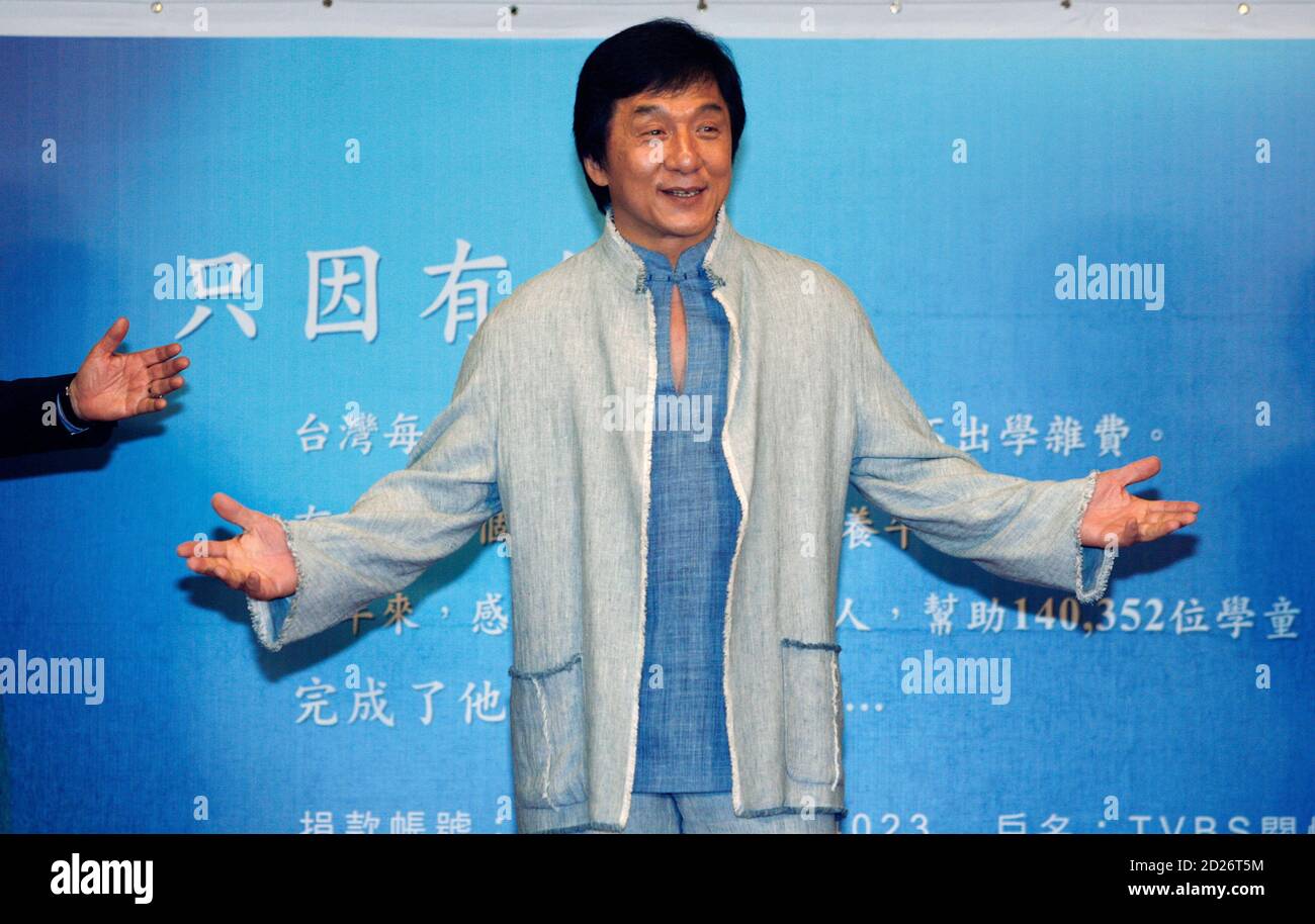 La Estrella De Hong Kong Jackie Chan Poso Para Fotografos Durante Una Conferencia De Prensa Para Un Proyecto De Caridad En Taipei El 18 De Junio De 08 Chan Llego El Miercoles