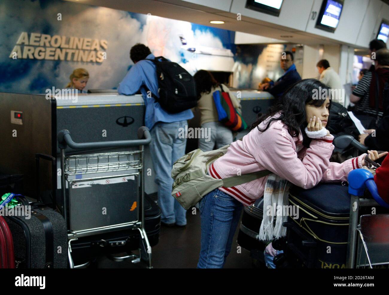 Los pasajeros se hacen el check-in en un mostrador de Aerolíneas Argentinas  en el aeropuerto nacional de Buenos Aires, 10 de julio de 2008. El gobierno  argentino informó a los trabajadores de