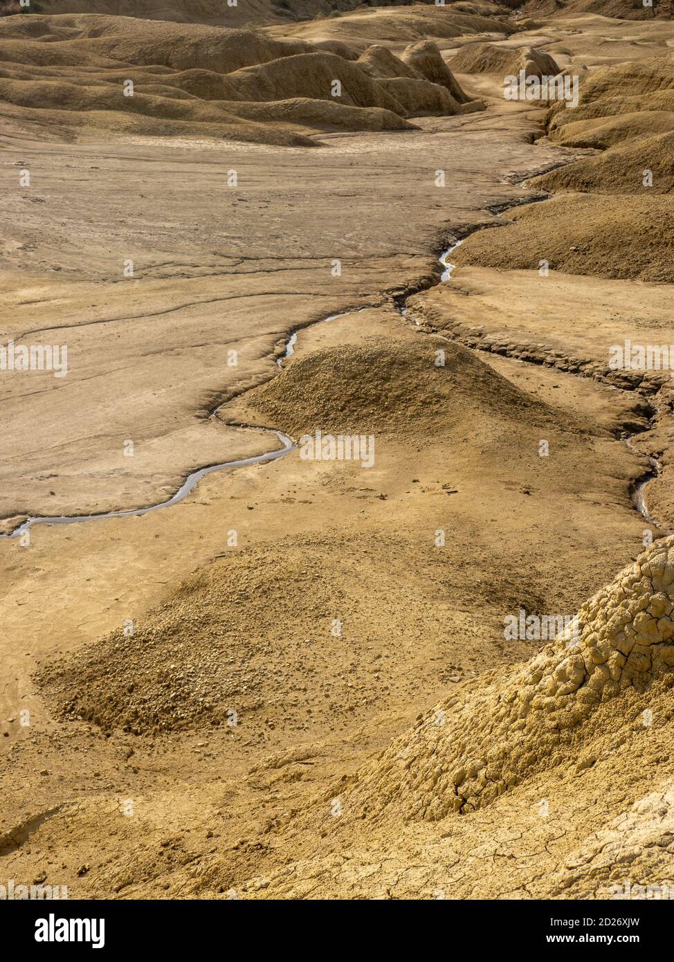 badlands de rumania, vulcanii noroisi reserva cerca de berca, condado de buzau, el barro vulcanoes paisaje Foto de stock