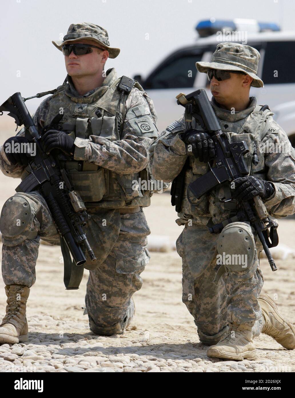 U.S. soldiers take up position during a military drill for Iraqi soldiers conducted by U.S. forces in Latifiya, about 40 km (25 miles) south of Baghdad, April 6, 2009. REUTERS/Atef Hassan (IRAQ MILITARY POLITICS) Foto de stock
