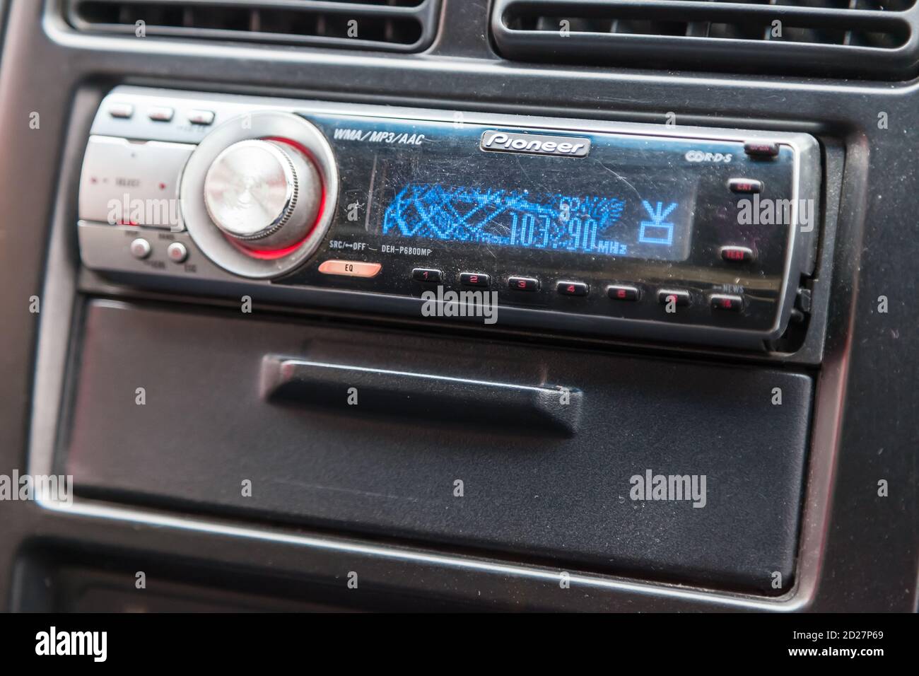 Novosibirsk, Rusia - 08.21.2020: Radio de coche Pioneer 1din en el  salpicadero. Sistema de audio del vehículo Fotografía de stock - Alamy