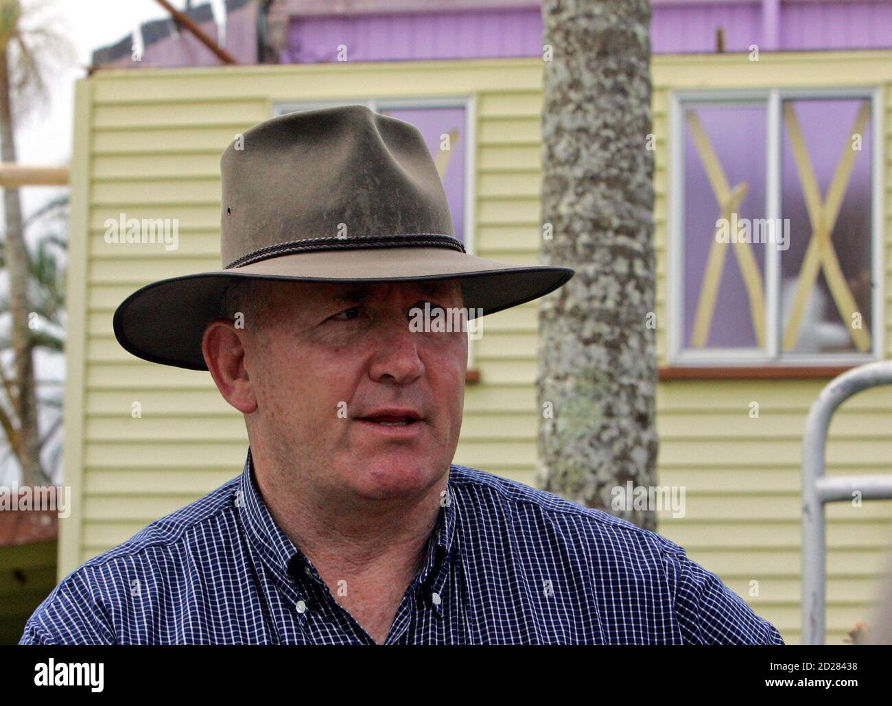 El ex jefe de defensa de Australia, General Peter Cosgrove, habla con periodistas en la ciudad dañada por el ciclón de Silkwood, a unos 100 kilómetros (62 millas) al sur de Cairns el 24 de marzo de 2006. Cosgrove ha sido nombrado jefe del esfuerzo de reconstrucción de la zona afectada por el ciclón Larry que azotó la costa norte de Queensland el lunes pasado. REUTERS/Tim Wimborne Foto de stock