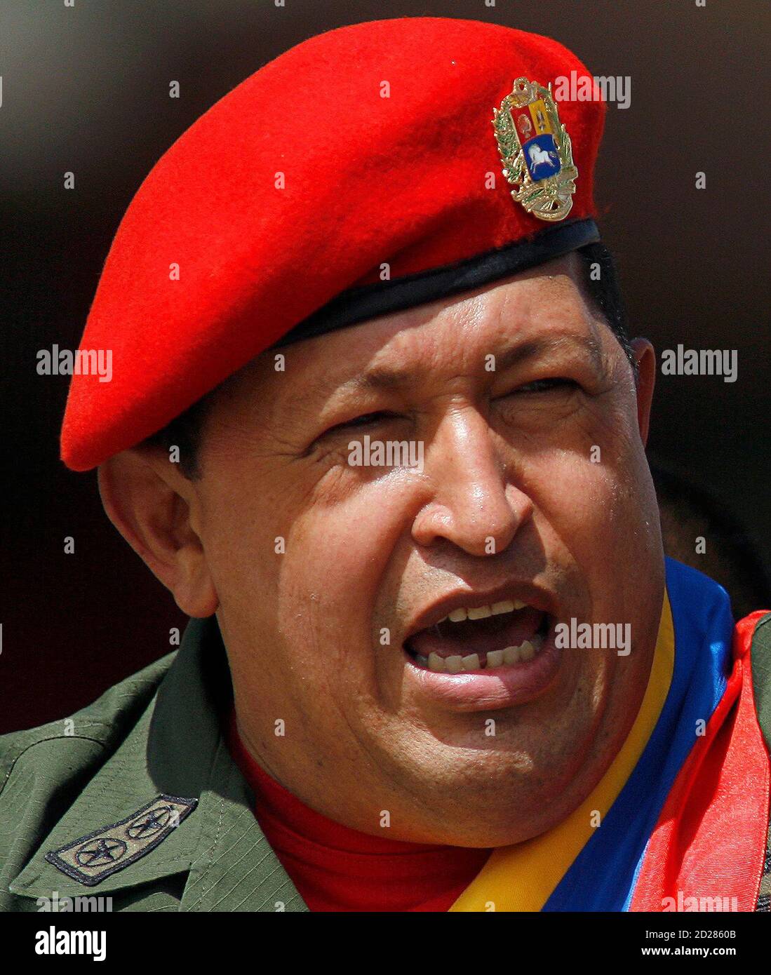 El presidente venezolano Hugo Chávez, con su boina roja y la banda  presidencial, llega a un desfile militar en Caracas, el 4 de febrero de  2007. Chávez y sus partidarios celebraron el