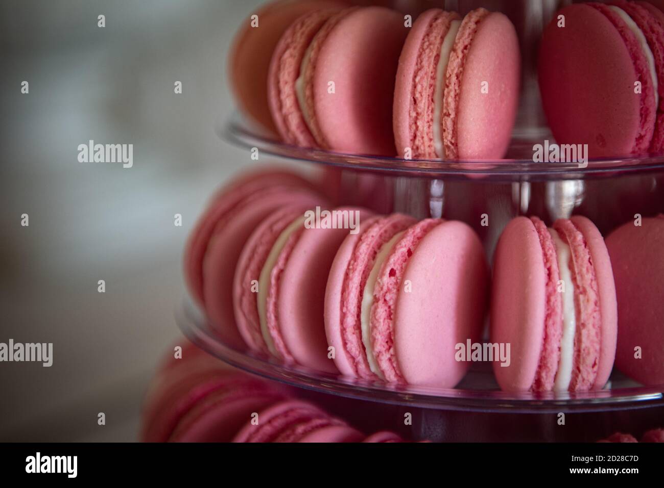 Galletas de macarrones de color rosa francés deliciosas y dulces. Foto de stock