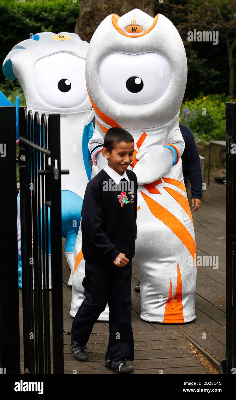 La mascota olímpica de 2012 Wenlock (L) y la mascota paralímpica Mandeville  se reúnen con un estudiante de la escuela primaria de San Pablo en Londres  el 19 de mayo de 2010.