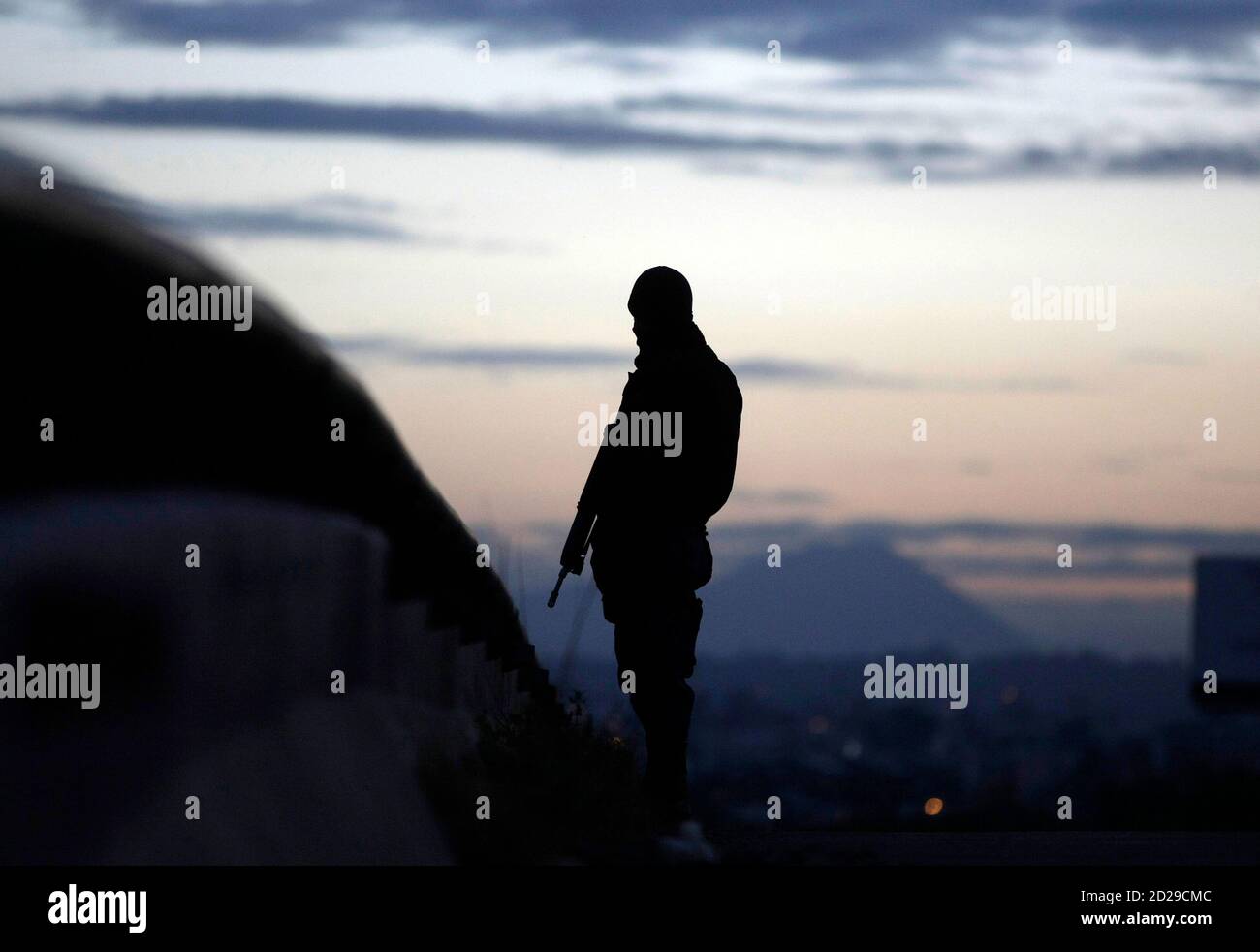 A Que Hora Anochece En Mexico Un policía está cerca de un sitio donde cuatro policías fueron asesinados a  primera hora de la mañana en Puebla, a 128 km (80 millas) de la Ciudad de  México, el 27