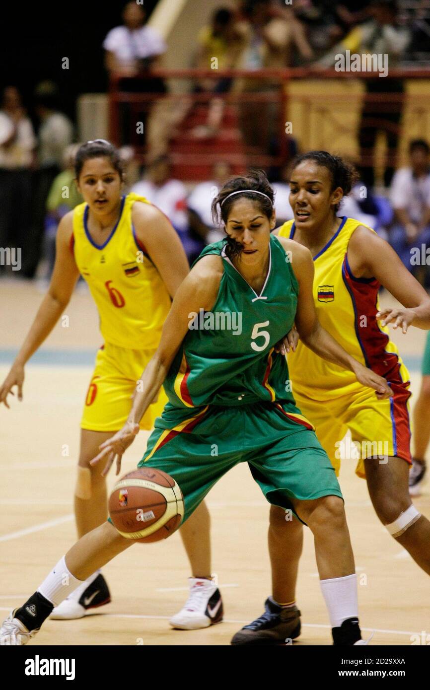 Bolivian Cecilia Lampe (C) drives to the basket past Colombia's Jennifer  Munoz (L) and team mate Hessy Robledo during their basketball game at the  Bolivarianos Games, November 22, 2009.Lampe is a fashion