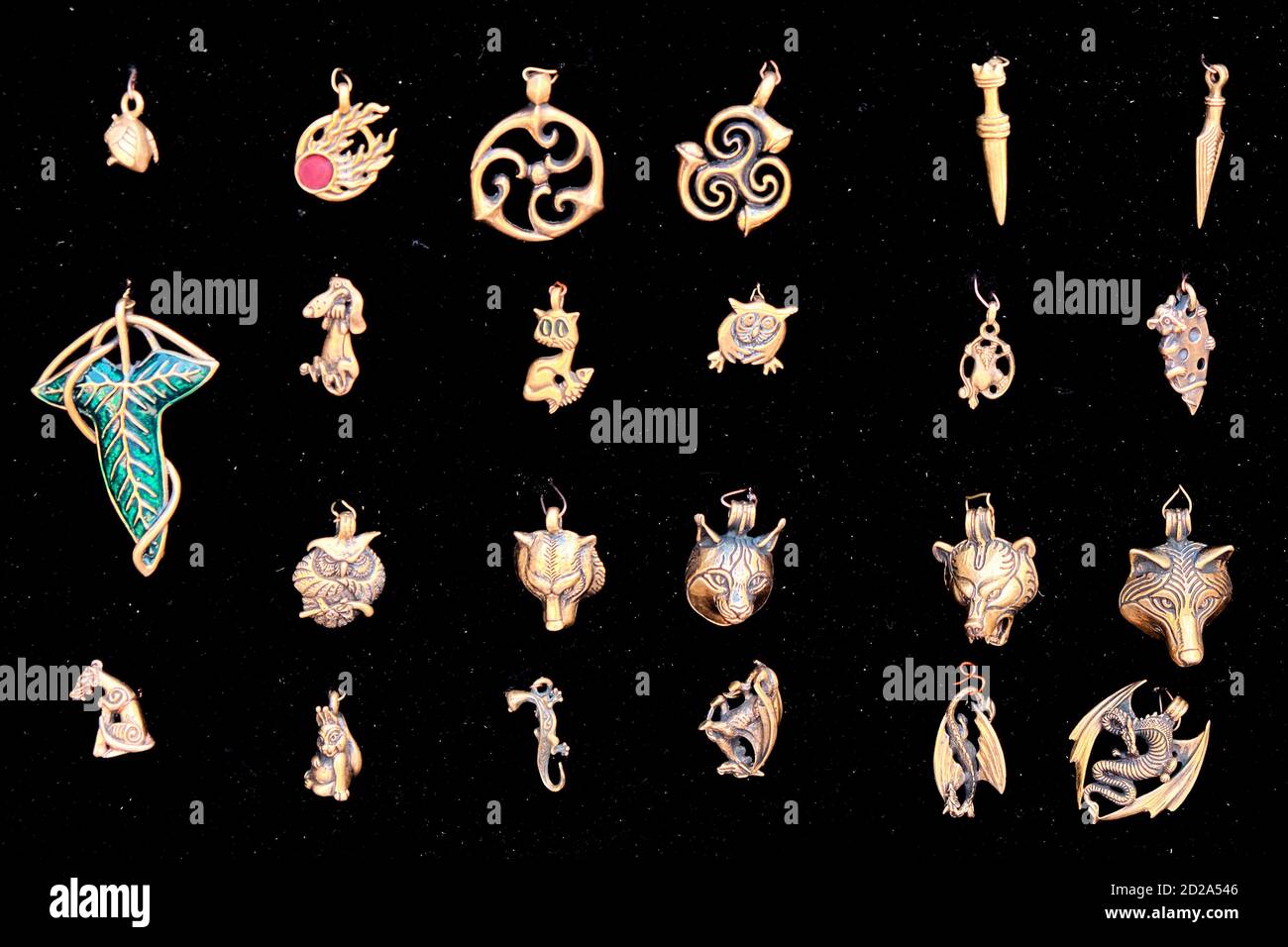Colgantes metálicos, primeros planos. Amuletos vintage de oro con runas y  en forma de animales sobre fondo negro Fotografía de stock - Alamy