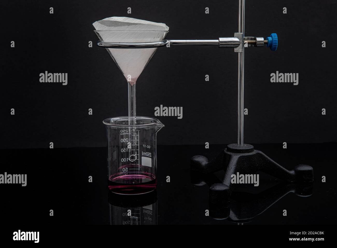 Papel de filtro en laboratorio. Los científicos son la filtración química  filtrando a través de papel de filtro en un embudo de vidrio, Close up  Fotografía de stock - Alamy